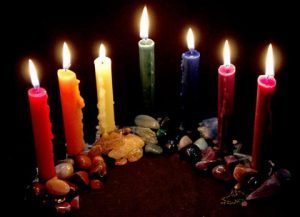 La magia con le candele colorate, profumate, del segno zodiacale